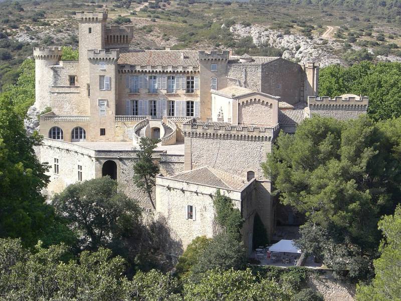Visitez un ancien château fort du XIe siècle entre Puyricard et Salon de Provence Bouches-du-Rhône, Provence Château de La Barben