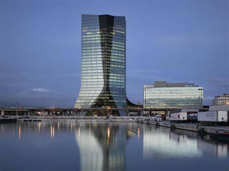 CMA CGM est une entreprise de transport maritime et logistique mondiale, basée à Marseille, avec un impact international